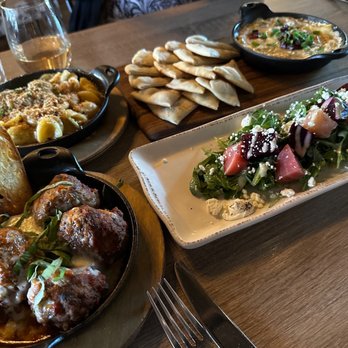 RANGE kitchen & tap - Macaroni and cheese, artichoke dip, salad, meatballs - New American Near Me - Roseville, California