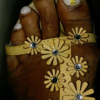 Bella Nails Lounge - 3+ weeks old Pedi. Not bad at all. - Nail Salons Near Me - Torrance, California