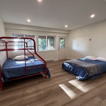 The Grove - The Big Maple Leaf room, a family room on the lower level with its own entrance. - Bed & Breakfast Near Me - Mayne Island, British Columbia