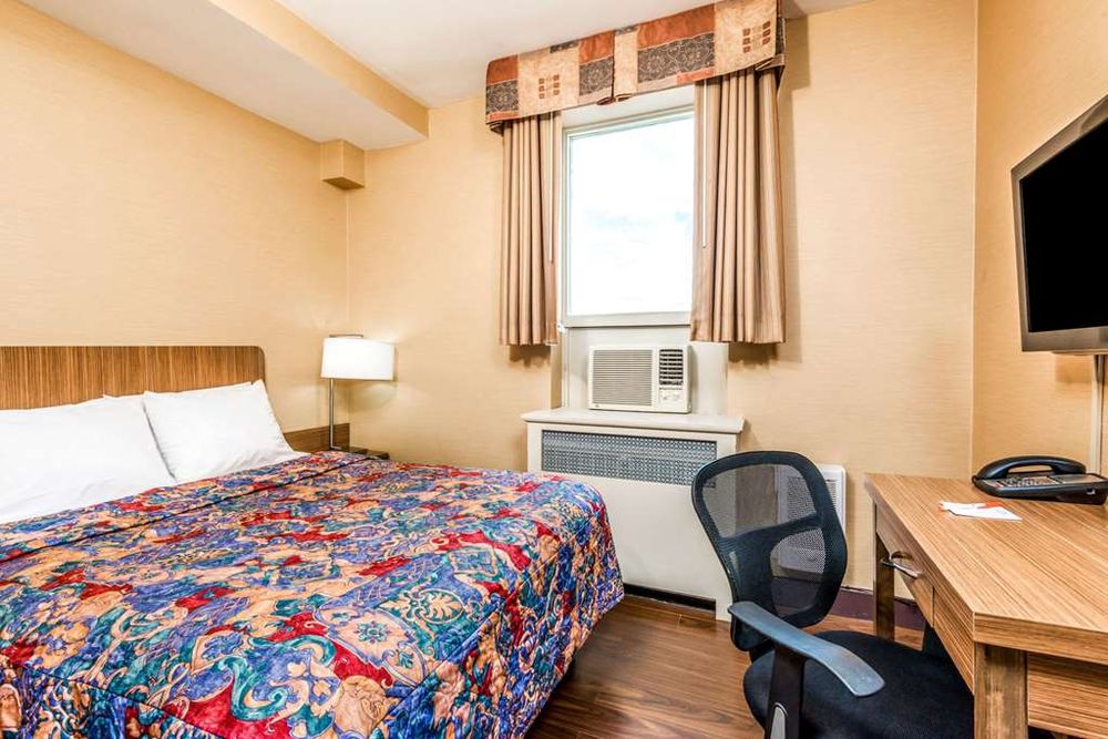 Howard Johnson by Wyndham Toronto Downtown West