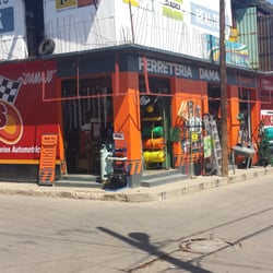 Tlapalería y Ferretería Damajo - Vista completa de la tienda desde la esquina.