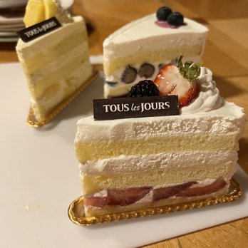 Tous Les Jours - Strawberry cake and blueberry - Coffee & Tea Near Me - Chicago, Illinois Tous Les Jours - Strawberry cake and blueberry - Coffee & Tea Near Me - Chicago, Illinois