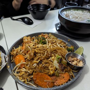 PHO 128 - Shrimp and Chicken Pad Thai - Vietnamese Near Me - Concord, Ontario