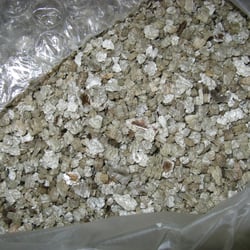 Alfa Aesar - Vermiculite, en close-up.