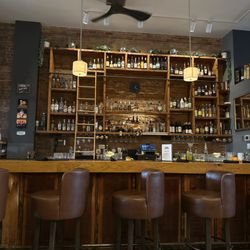 OMC Smokehouse - Bar area in main dinning room
