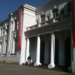 Museo de Arte Contemporáneo - MAC Quinta Normal a medio día