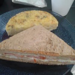Sol Palmeras - Sandwichito vegetarian + media tortilla de papa. SE VE FEO SABE INCREÍBLE.