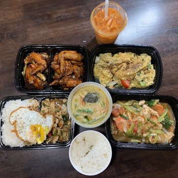 Phat Kaphrao - Cashew chicken, Thai style omelette, phat kaphrao, green curry with coconut rice and garlic stir fry - Thai Near Me - Toronto, Ontario