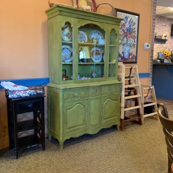 Another Broken Egg Cafe - The decór here has an air of authenticity.  I love it. - Breakfast & Brunch Near Me - Pensacola, Florida