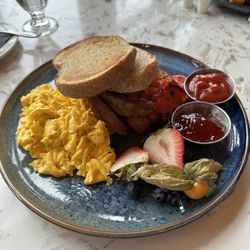 Cirque - Traditional style breakfast