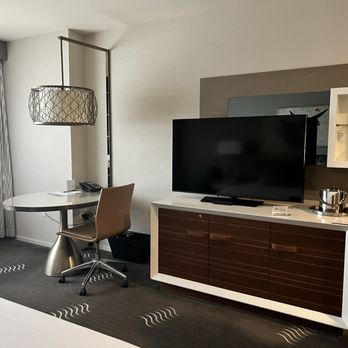 Kimpton Palomar Hotel Phoenix Cityscape - Room amenities and desk space - Hotels Near Me - Phoenix, Arizona Kimpton Palomar Hotel Phoenix Cityscape - Room amenities and desk space - Hotels Near Me - Phoenix, Arizona