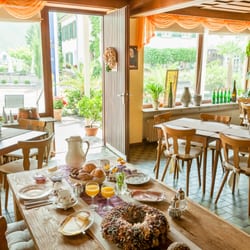 Weingut Georg Clüsserath - Frühstücksraum und Strausswirtschaft und großer Terrasse