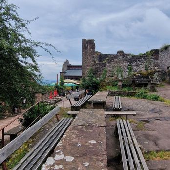 Madenburg - Sitzgelegenheiten - Castles Near Me