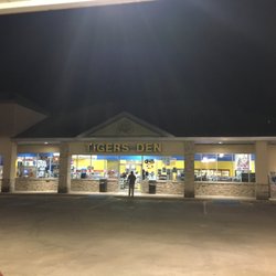 Valero - Front of store at night