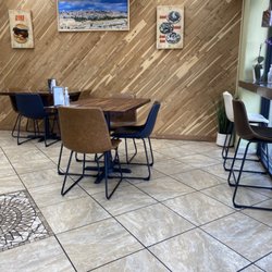 Gyros To Go - Super tidy dining room