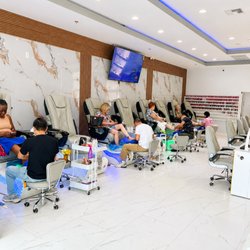 Looking for a nail salon near Duck Lake Point? Blue Nails Spa is conveniently located on Capital Circle NW near Publix in Tallahassee. We of