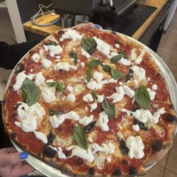 Sapore Ristorante & Pizza Bar - The tomato burrata Pie delicious