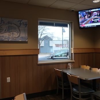 Culver's - Some wall decor and a cozy corner table. - Burgers Near Me - Glenview, Illinois