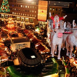 Weihnachtsmarkt - Der Fliegende Weihnachtsmann täglich um 17 und 19 Uhr auf dem Dr.-Ruer-Platz