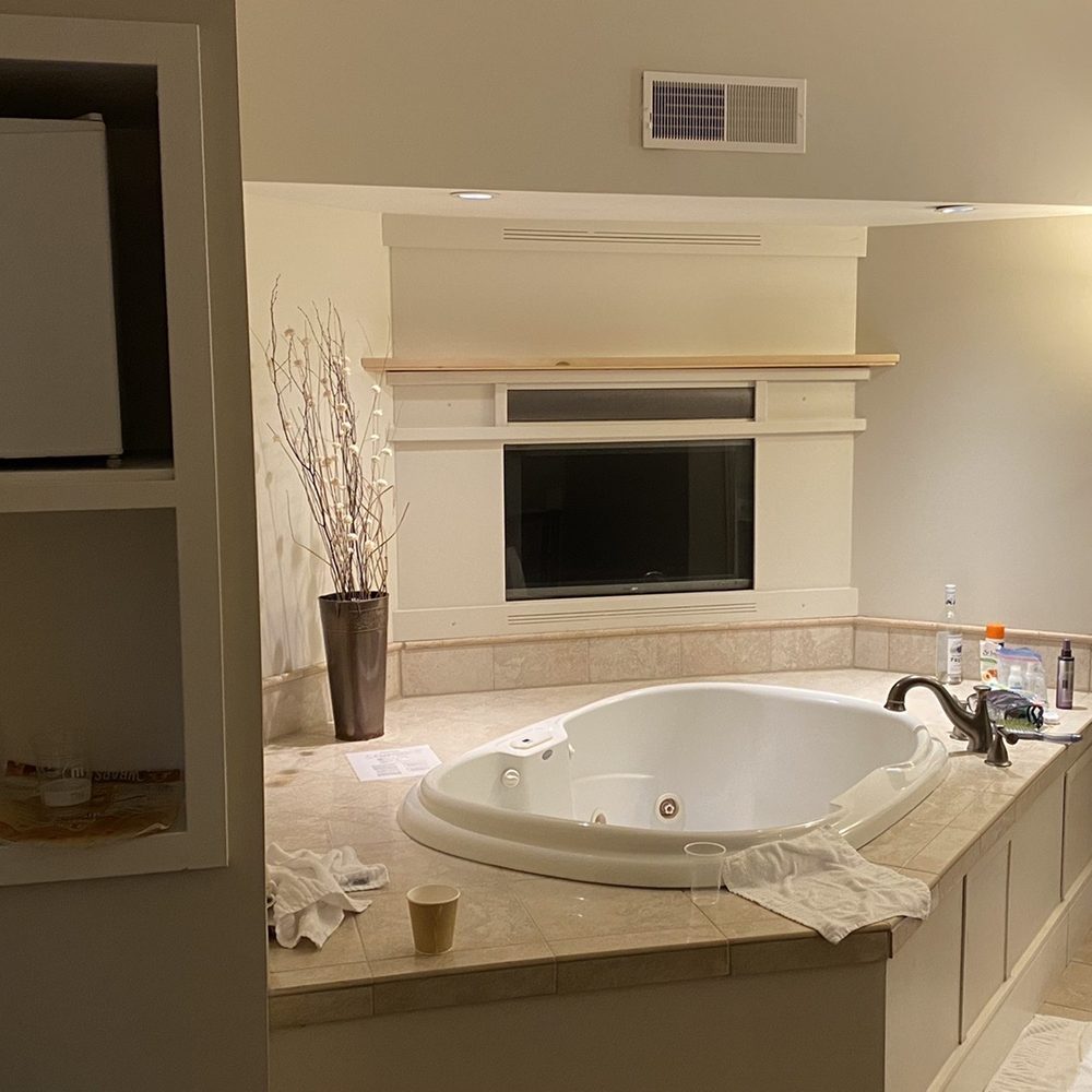 Small fridge but decent tub Small fridge but decent tub