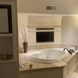 Small fridge but decent tub Small fridge but decent tub