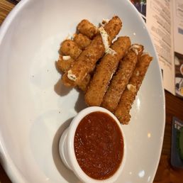 MOZZARELLA STICKS - 8 COUNT MOZZARELLA STICKS - 8 COUNT
