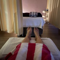 Alice Healthy Foot Spa - Swollen feeties lol and in the back is a separate space for people who want to get full body back massages.