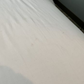 Hampton Inn Niles - Stains on fitted sheet - Hotels Near Me - Niles, Michigan