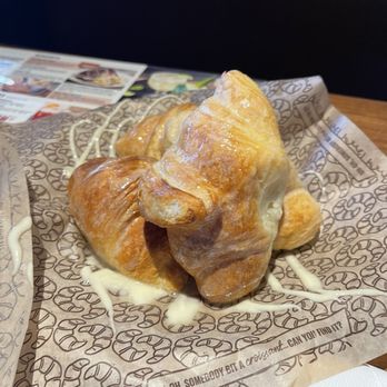 Cheddar's Scratch Kitchen - Hot delicious Honey Butter Croissants - American Near Me - Albuquerque, New Mexico