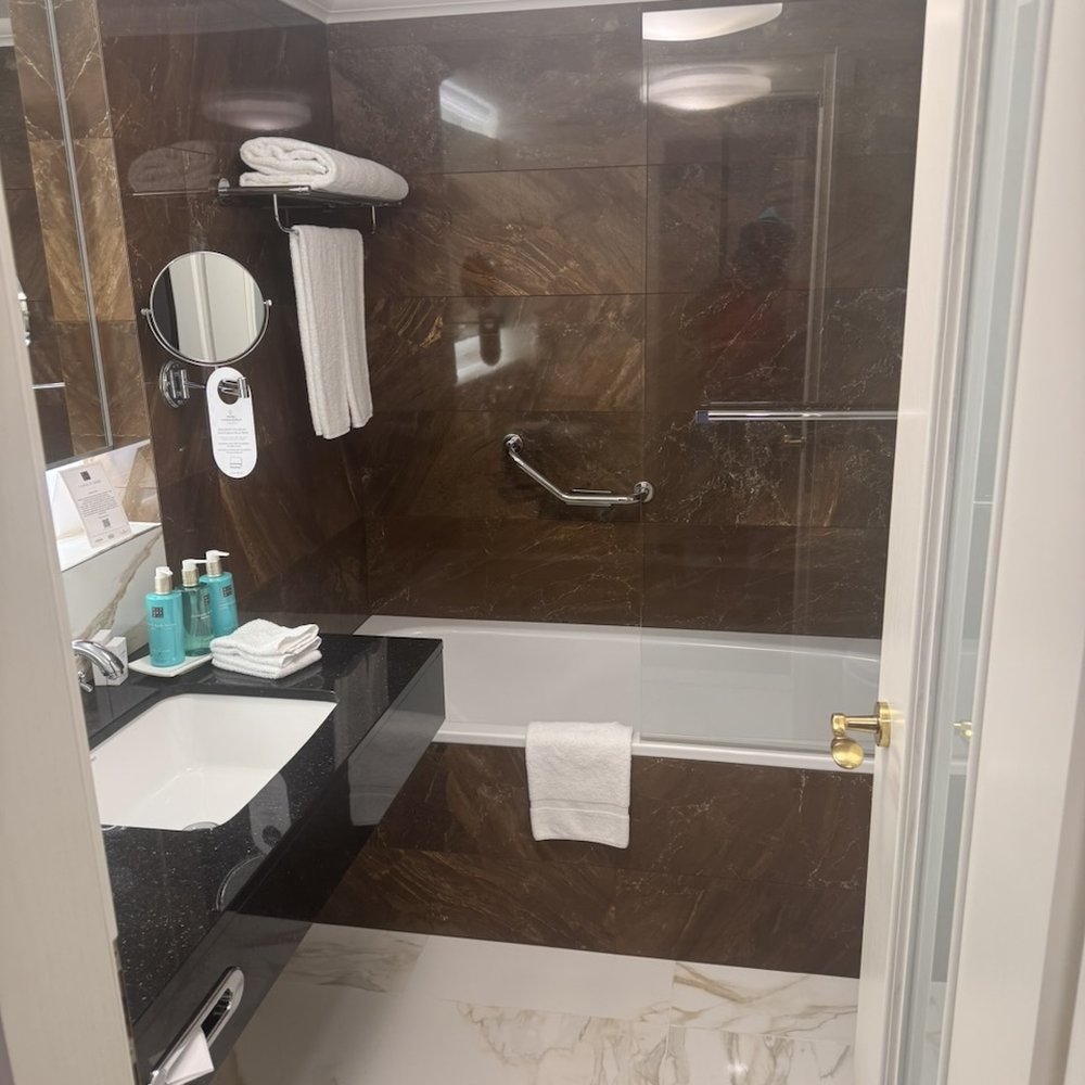 Cosmopolitan Hotel Prague - Nice size bathroom - Hotels Near Me - Praha-1, Puerto Rico