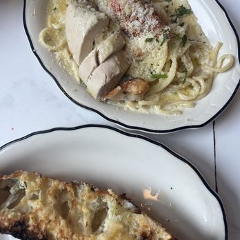 Grazie Nonna - Garlic bread & fettuccine Alfredo with chicken - Italian Near Me - Washington, DC, District of Columbia Grazie Nonna - Garlic bread & fettuccine Alfredo with chicken - Italian Near Me - Washington, DC, District of Columbia