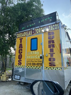 Tacos y Burritos Metro Basilica 2 Taco truck by null