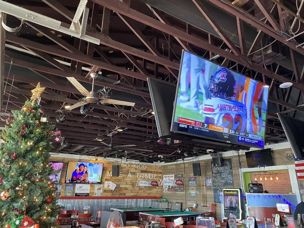 Hogg Daddys Beach Bar and Grill