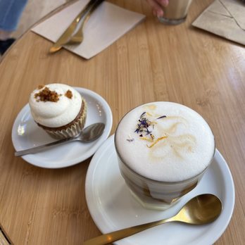Brunch & Cake - Carrot cupcake, Spanish latte - Breakfast & Brunch Near Me - Barcelona, B Brunch & Cake - Carrot cupcake, Spanish latte - Breakfast & Brunch Near Me - Barcelona, B