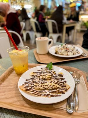 Cafe Bench | Crêpe Flushing by null