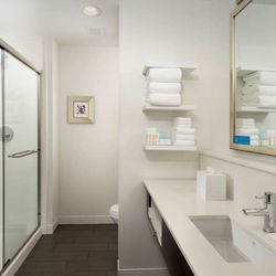 Hampton Inn Huntsville/Village of Providence - Guest room bath