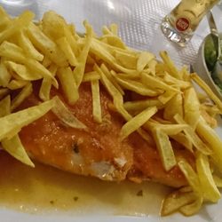 Restaurante A Fateixa - Thunfisch Steak mit Tomate/Zwiebel und Pommes als Beilage