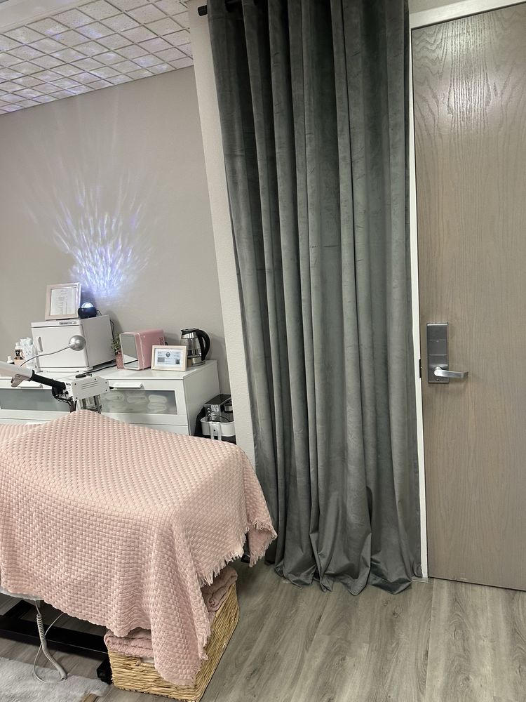 Bobbie's Electrology & Skin Care Logo