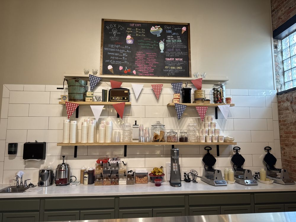 Roxy's Heavenly Scoops Logo