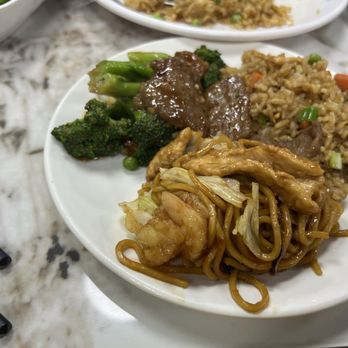 Yang's Kitchen - 5.Combo Chow Mein 7.Fried Rice 2.Beef w.Broccoli - Szechuan Near Me - Newcastle, Washington Yang's Kitchen - 5.Combo Chow Mein 7.Fried Rice 2.Beef w.Broccoli - Szechuan Near Me - Newcastle, Washington