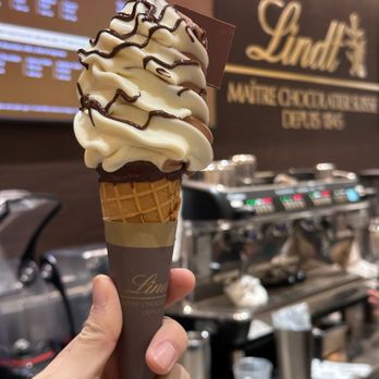 Lindt Chocolate Shop - Lindt Vaughan Mills - Chocolatiers & Shops Near Me - Vaughan, Ontario