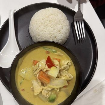 Tiny Tasties - Yellow curry with chicken - Cafes Near Me - Vancouver, Washington