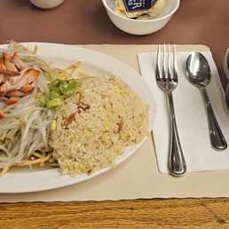 Combination dinner with sweet and sour chicken Combination dinner with sweet and sour chicken