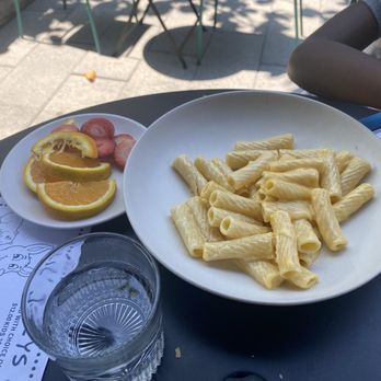 Isla & Co. West Palm Beach - Mac & Cheese and fruit - Bars Near Me - West Palm Beach, Florida