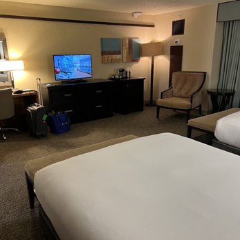 DoubleTree by Hilton - Spacious front area In front of the beds. - Hotels Near Me - Orlando, Florida