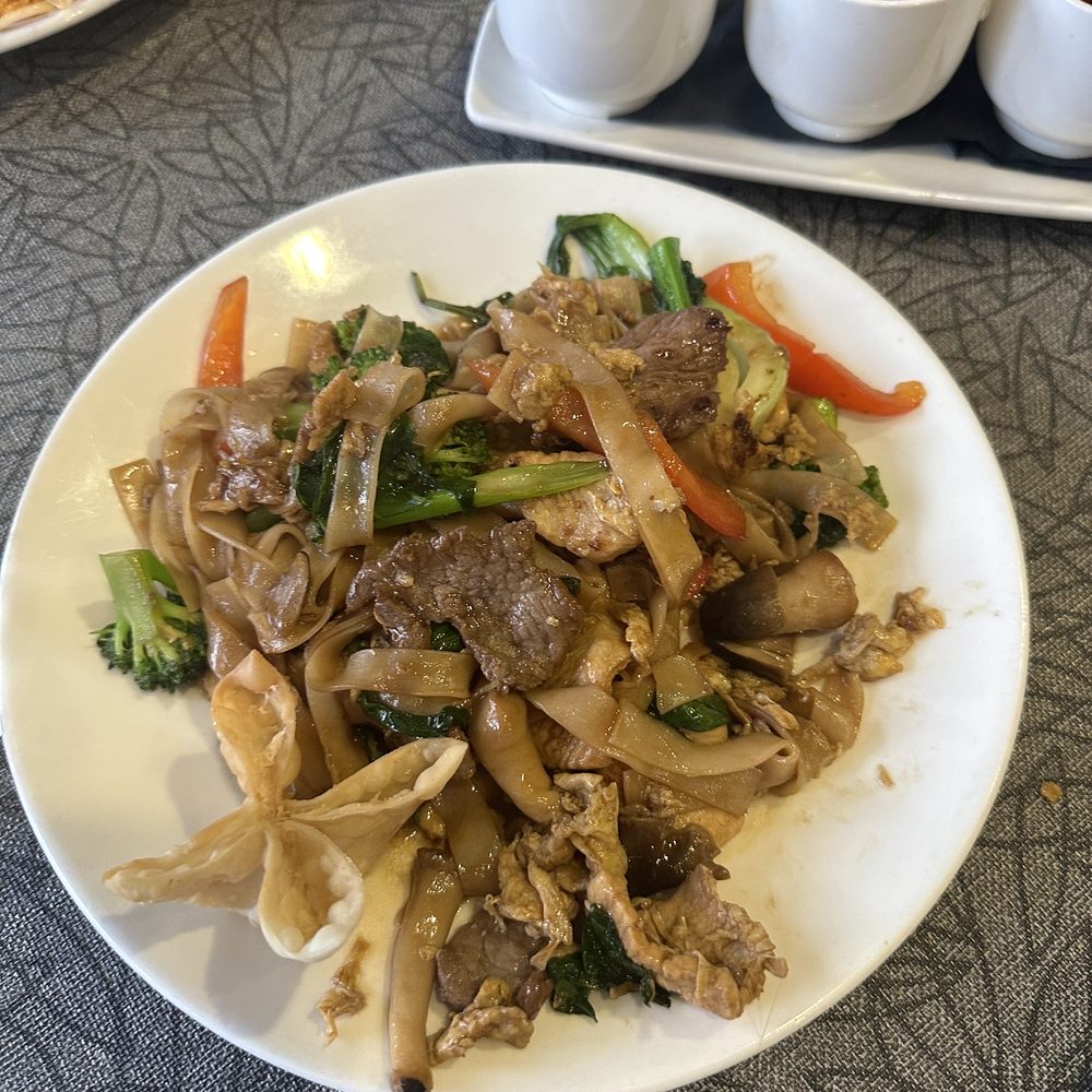 KC Thai - Pad see mow - Thai Near Me - Overland Park, Kansas KC Thai - Pad see mow - Thai Near Me - Overland Park, Kansas