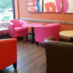 Baskin-Robbins - Another seating area