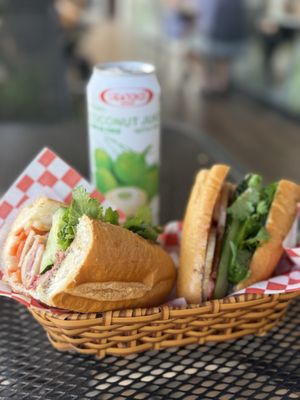 Le’s Banh Mi by null