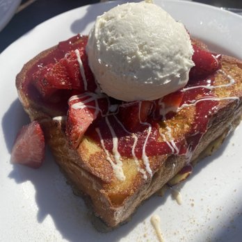 Honeybear Cafe - Strawberry French Toast - Breakfast & Brunch Near Me - Chicago, Illinois