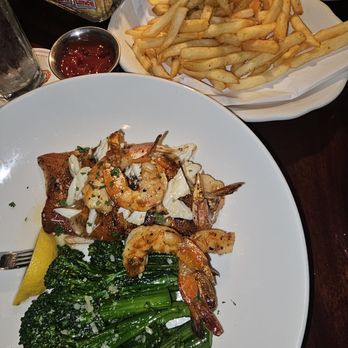 Pappadeaux Seafood Kitchen - Crispy skin salmon & fries - Seafood Near Me - Phoenix, Arizona